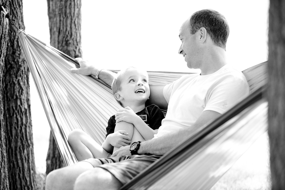un homme et son fils heureux